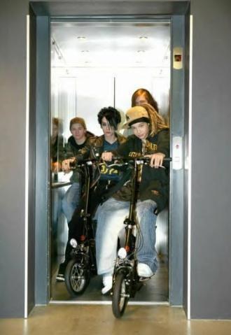 les TH ki font de la trotinnette électrike dans l'hotel ^^